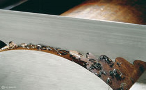 伊春带锯床线速度设定过高，为什么会导致带锯条齿尖发热加速锯条的磨损？